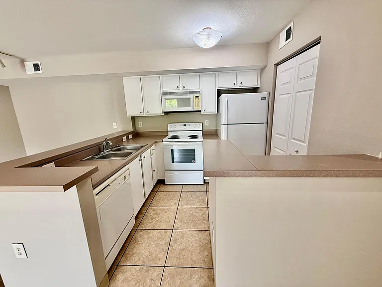 181 SW Palm Dr #103 — Photo 3