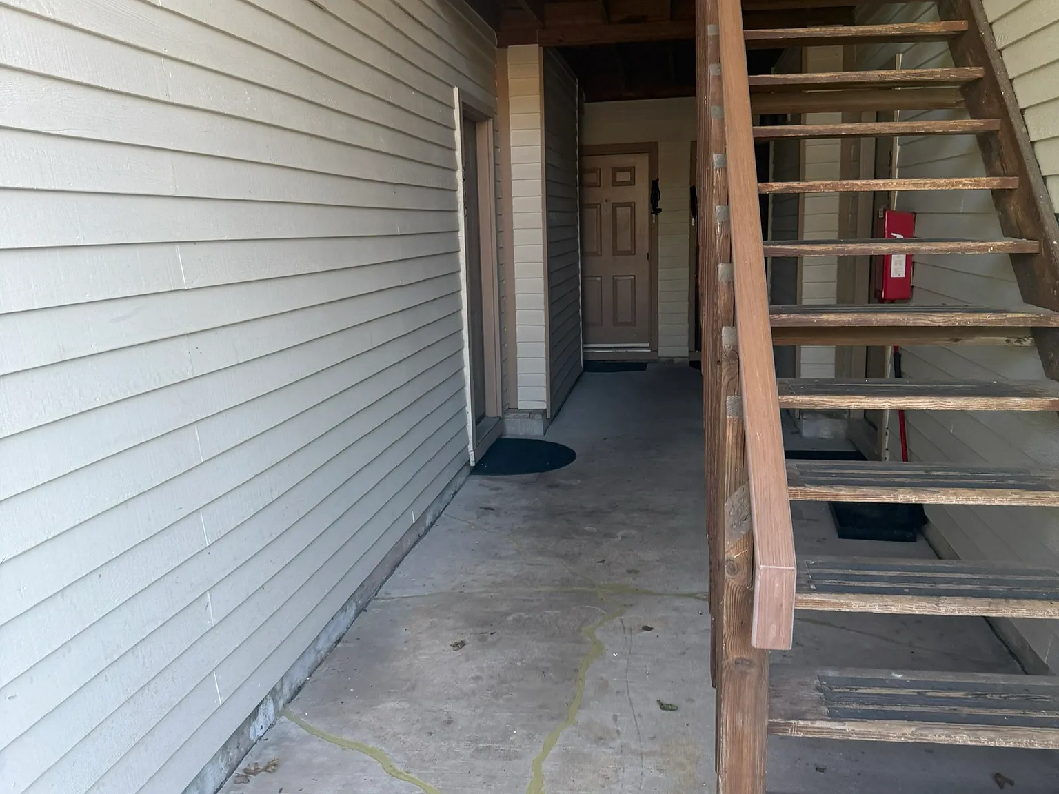 215 Hickory Ct — Photo 3