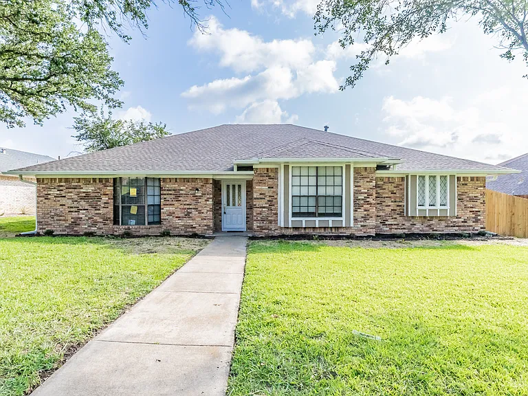 3008 Apple Valley Dr — Photo 1