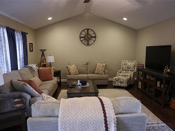 3rd image of 111 Sweet Valley Cir