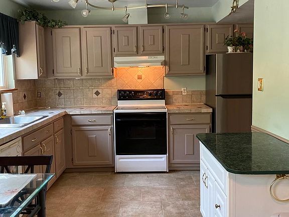 2nd image of 15266 Lodge Ter