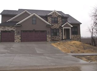 1013 S 8th St, Eldridge, IA 52748