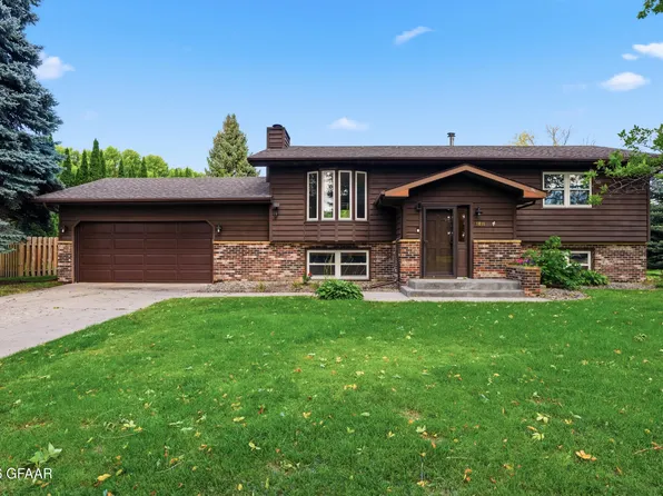 1811 S 38th St, Grand Forks, ND 58201
