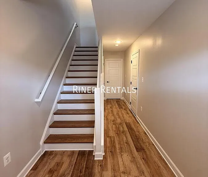 1327 Derby Dr — Photo 2
