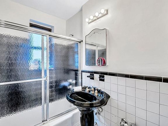 4th image of 50 E 8th St #V2