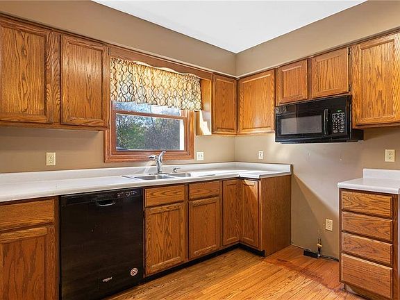 4th image of 4754 Michigan Blvd