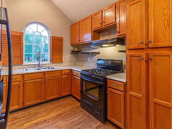5th image of 215 Hildebrant Dr