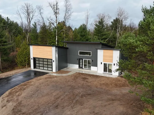 9901 Cushman Ct, Williamsburg, MI 49690