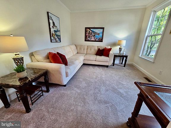 5th image of 712 Carriage Cir