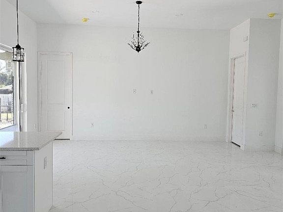 5th image of 118 Jefferson Ave
