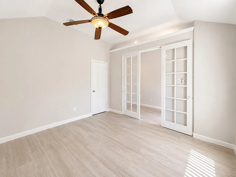 113 Ellicott Dr — Photo 3