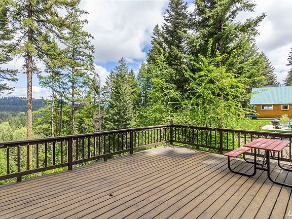 Large deck for entertaining 