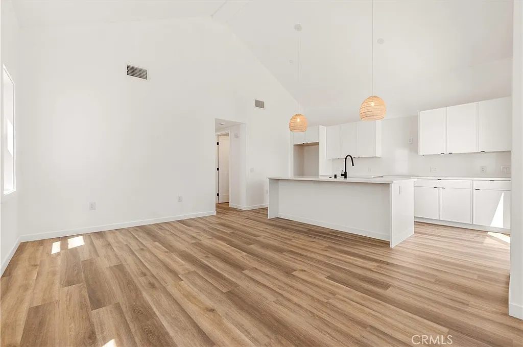 2 bed, 2.0 bath, 872 sqft, $5,500 — Photo 3