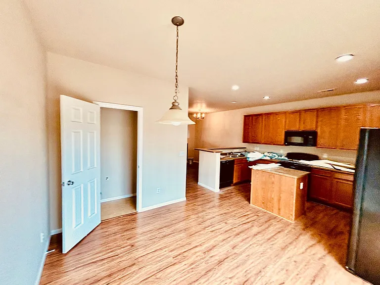2521 Shannara Grv — Photo 4