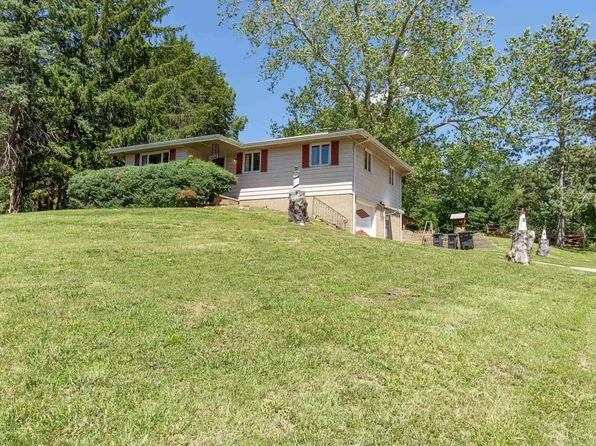 1102 Parkway Dr, Pekin, IL 61554