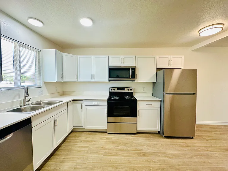4424 Bellevue Newly Renovated Apartments with All Appliances Included! — Photo 34
