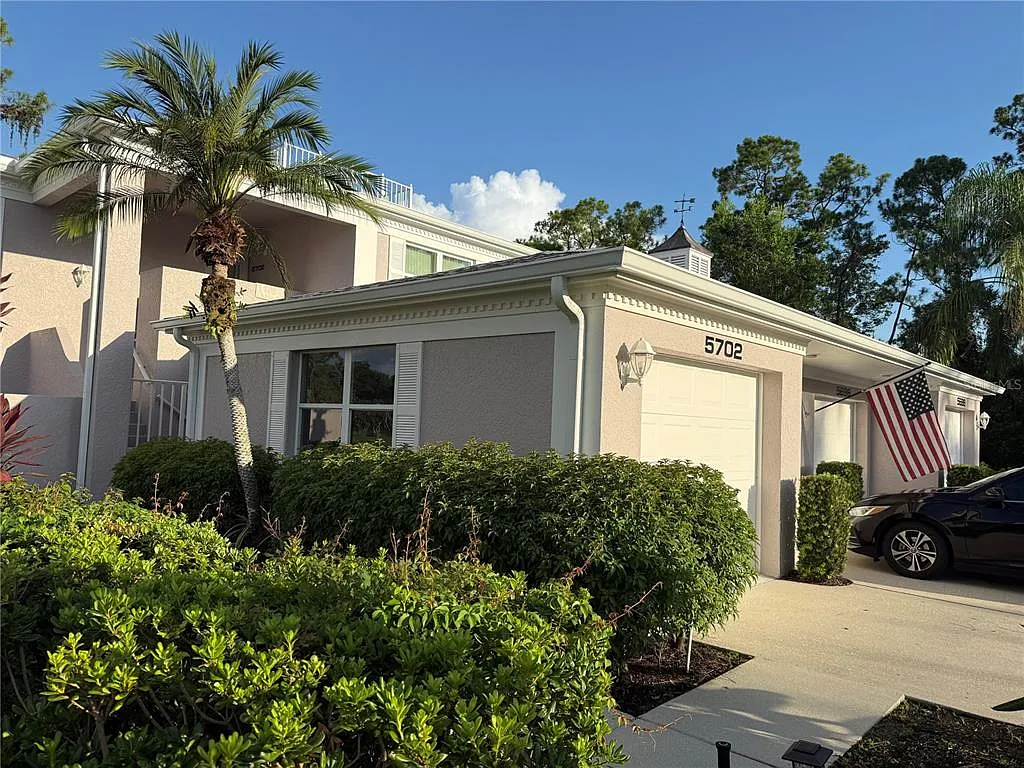 2 bed, 2.0 bath, 1099 sqft, $3,800 — Photo 2