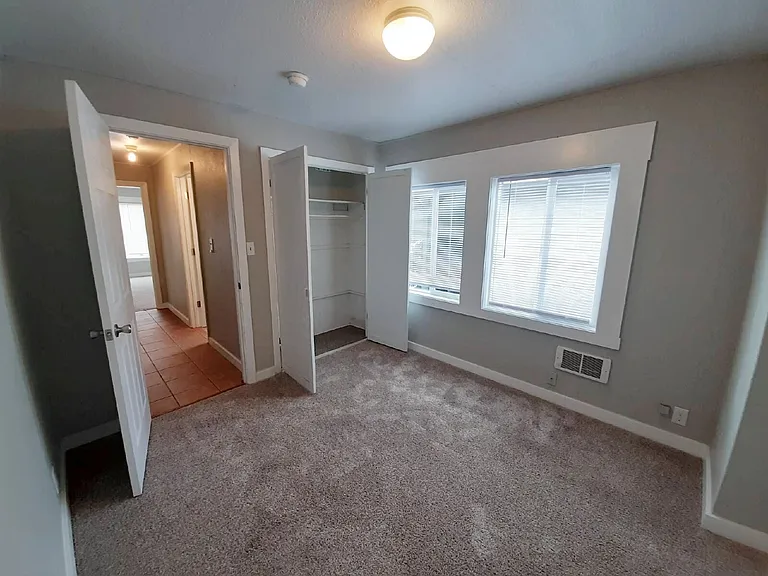 113 E Hilliard Ln — Photo 10