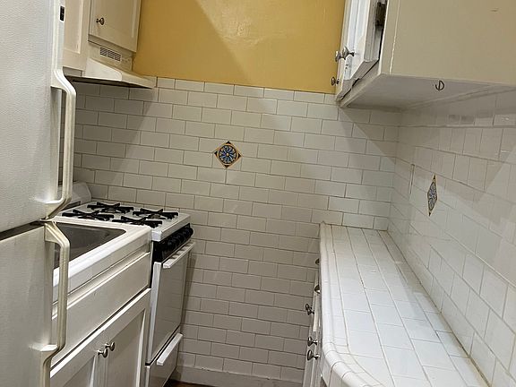 4th image of 635 N Orange Dr #2