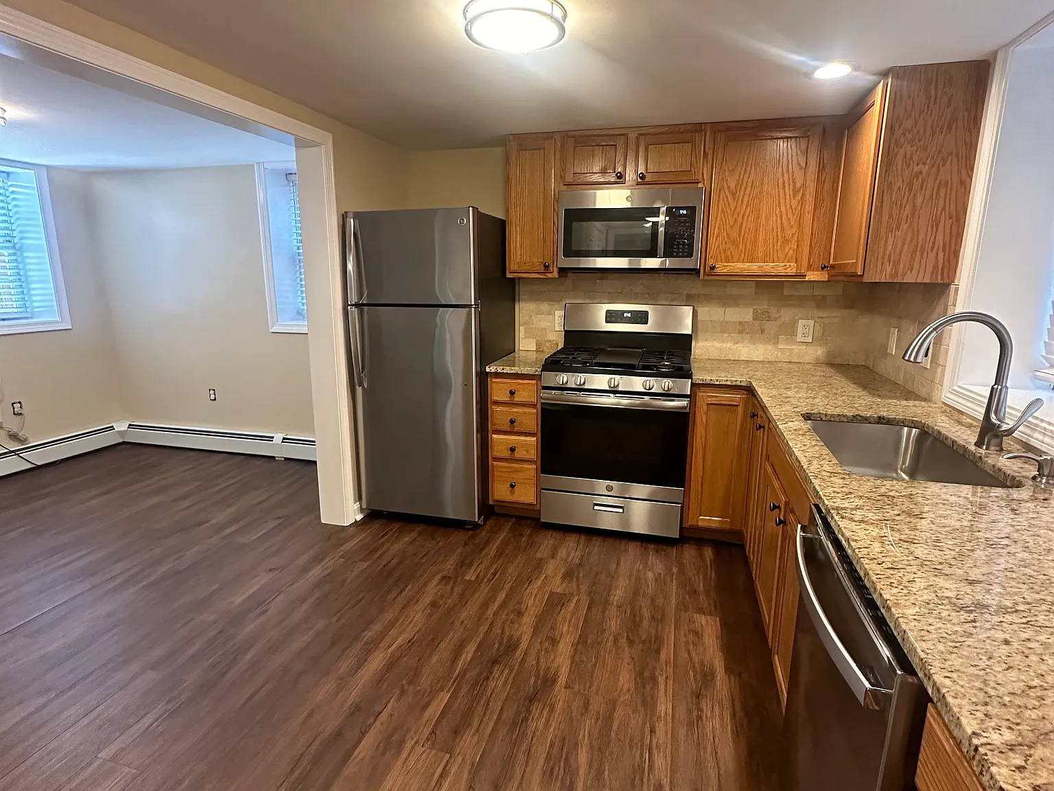 2 bed, 850 sqft, $2,400 — Photo 2