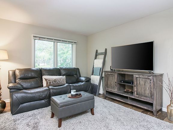 3rd image of 8 Deercrest Ln