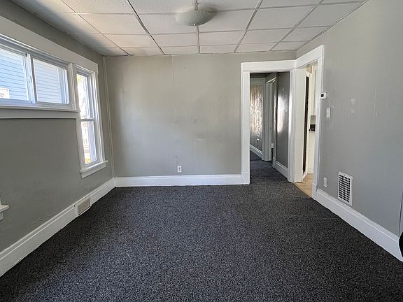 3rd image of 132 Hewitt Ave Floor 1
