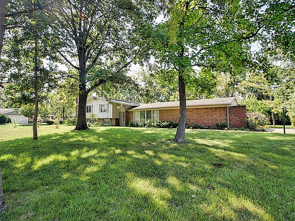 2nd image of 1833 Penbrooke Trl