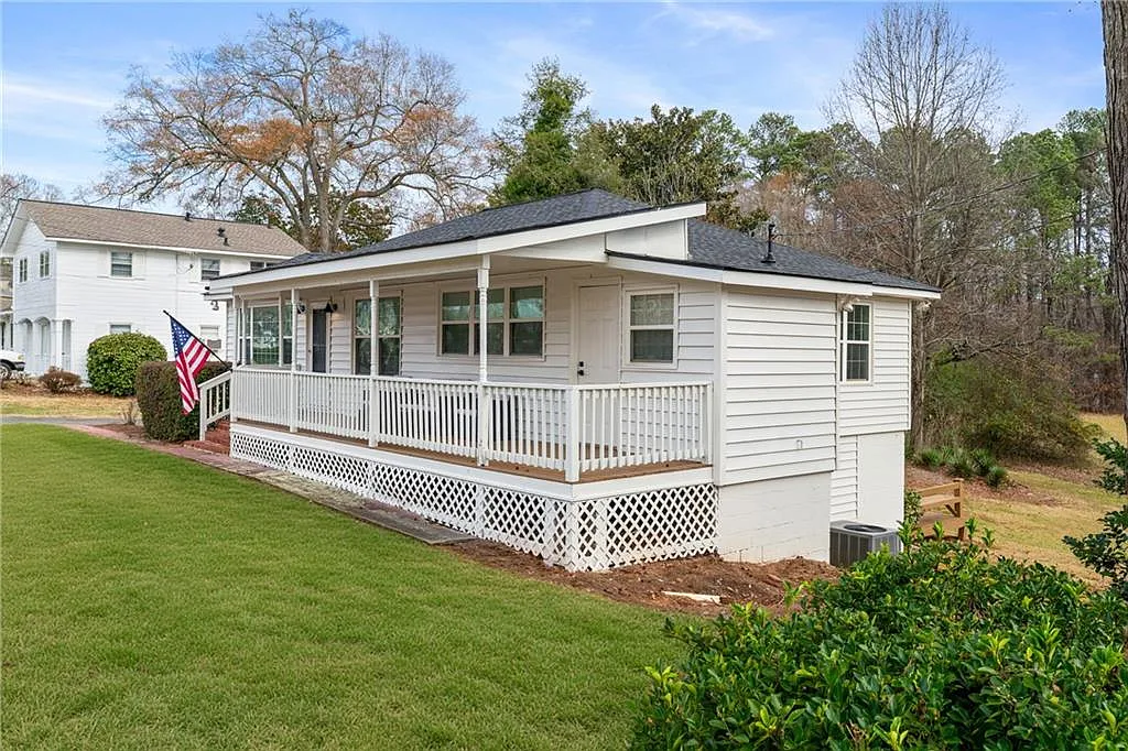 4 bed, 2.0 bath, 2240 sqft, $3,795 — Photo 4