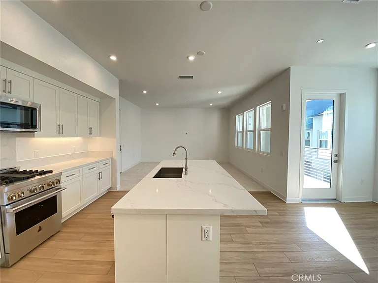 1110 Urbana St — Photo 7