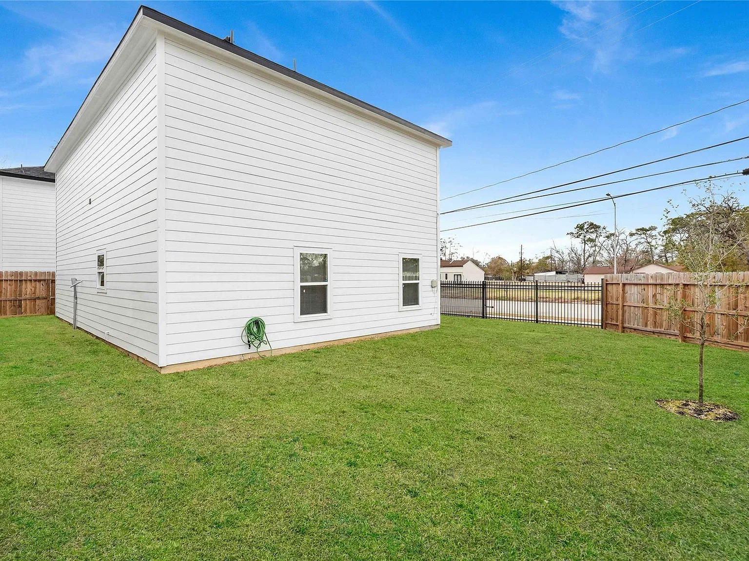 3 bed, 2.5 bath, 1627 sqft, $2,200 — Photo 2