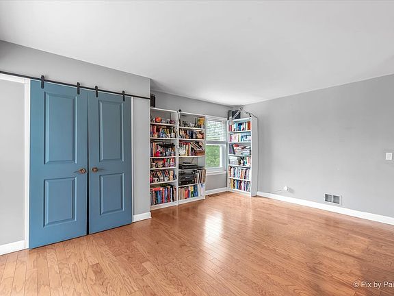 5th image of 515 Surrey Ridge Dr