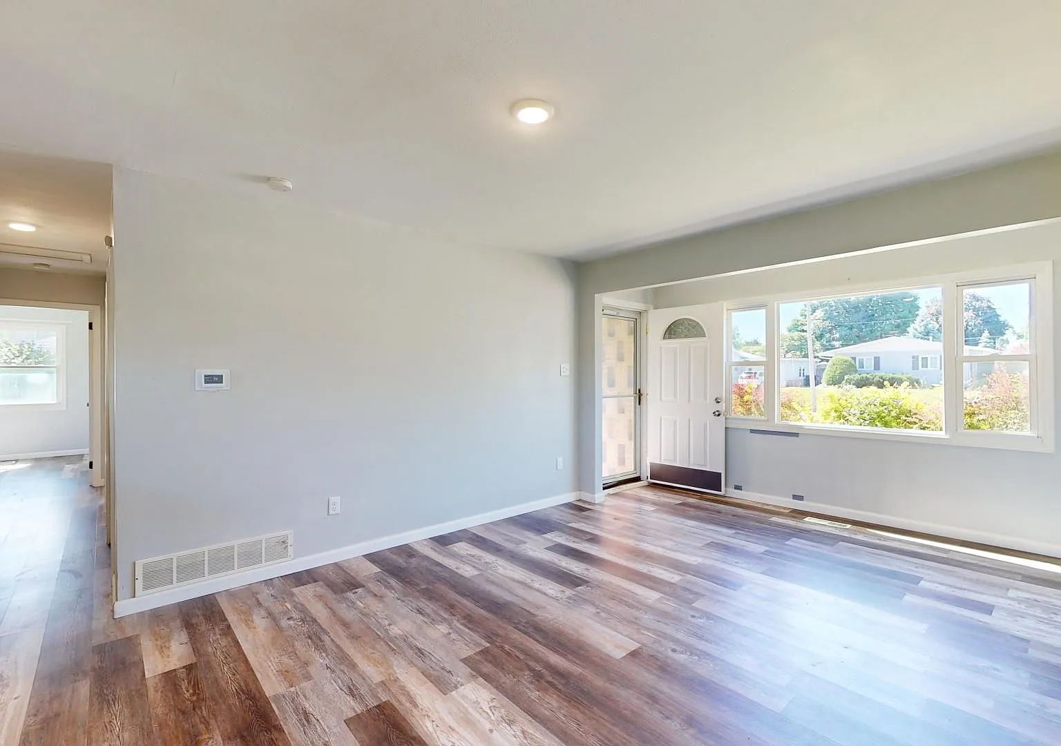 3 Bedroom w/Fully Fenced Backyard-221 17th St — Photo 3