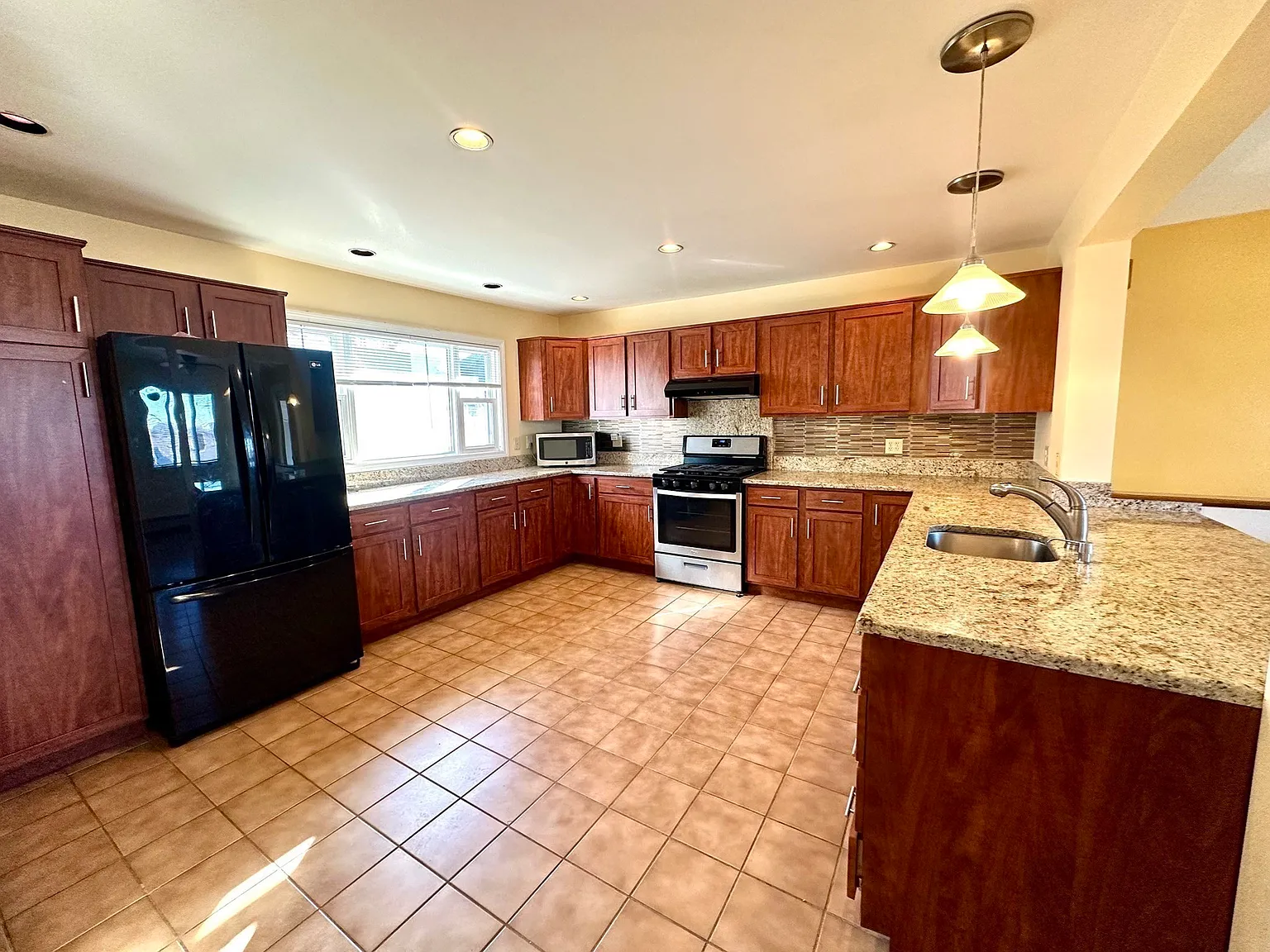 4 bed, 2.0 bath, 2200 sqft, $4,200 — Photo 3