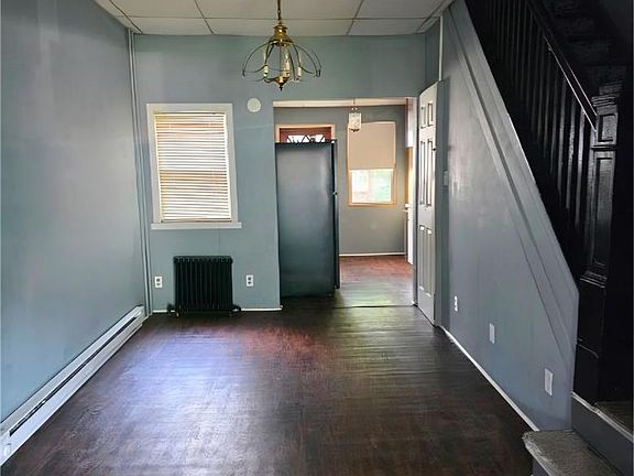 3rd image of 935 W Mulberry St