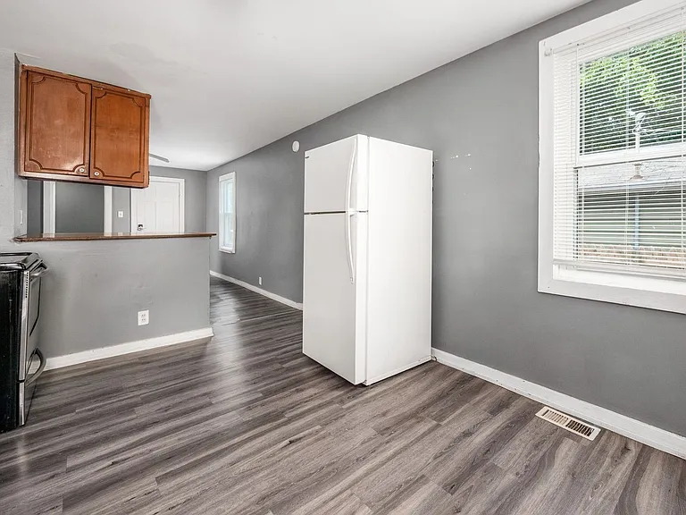 54-56 Benfield Ave — Photo 8