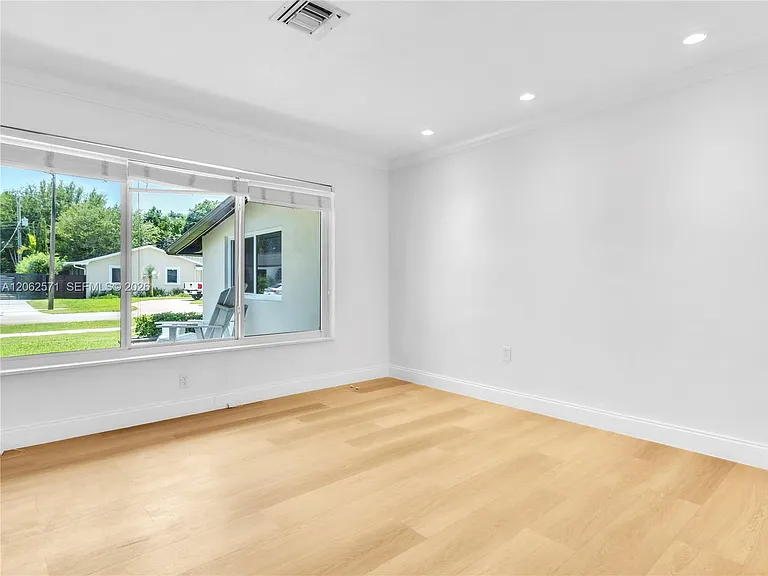 10015 SW 85th Ter — Photo 4