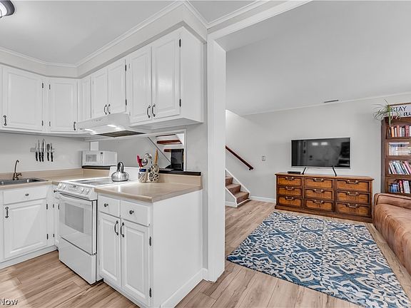 4th image of 40 Bunker Hill Ln