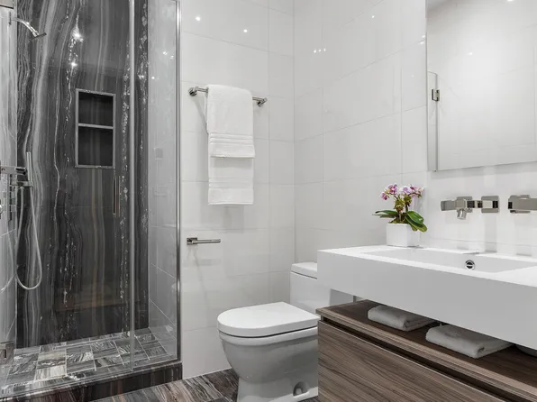 305 East 61st Street 702 image 16 of 17