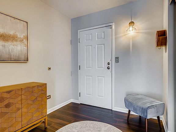 2nd image of 2762 N Lincoln Ave APT 305