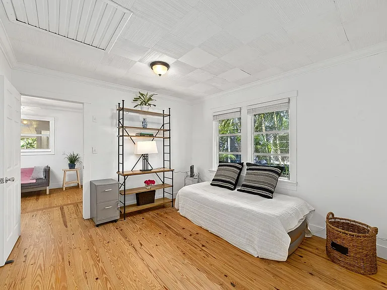 221 S M St — Photo 13