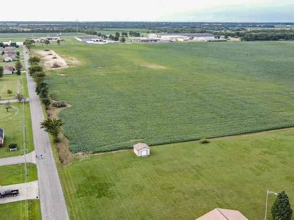 305 Seabiscuit Dr, Sikeston, MO 63801