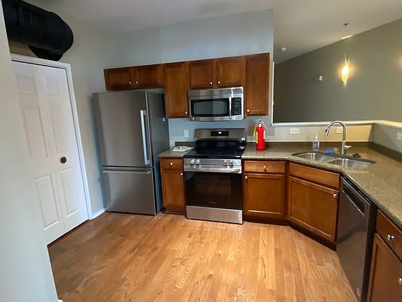 4th image of 440 Walnut St Unit 402