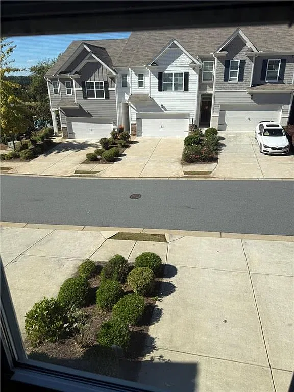 3 bed, 2.5 bath, 1989 sqft, $2,575 — Photo 2