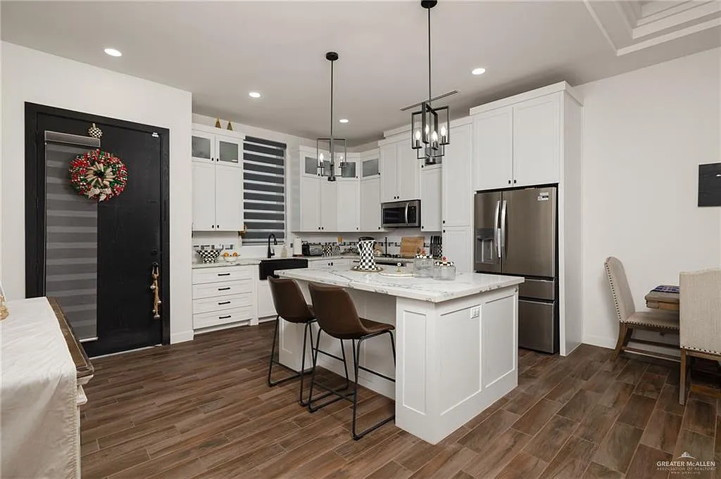 3 bed, 2.0 bath, 1318 sqft, $2,200 — Photo 2