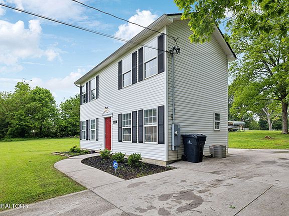 3rd image of 3923 Oakland Dr