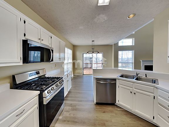 4th image of 2484 Port Kembla Dr