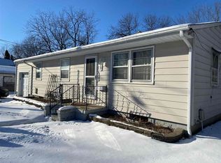 613 E Green St, Center Point, IA 52213