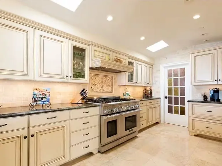 900 E Balboa Blvd — Photo 20