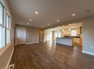 9004 Evergreen Dr, Mentor, OH 44060