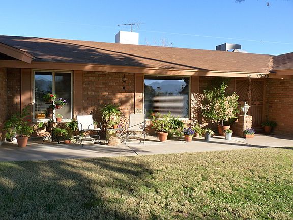 A closer look at the front porch area